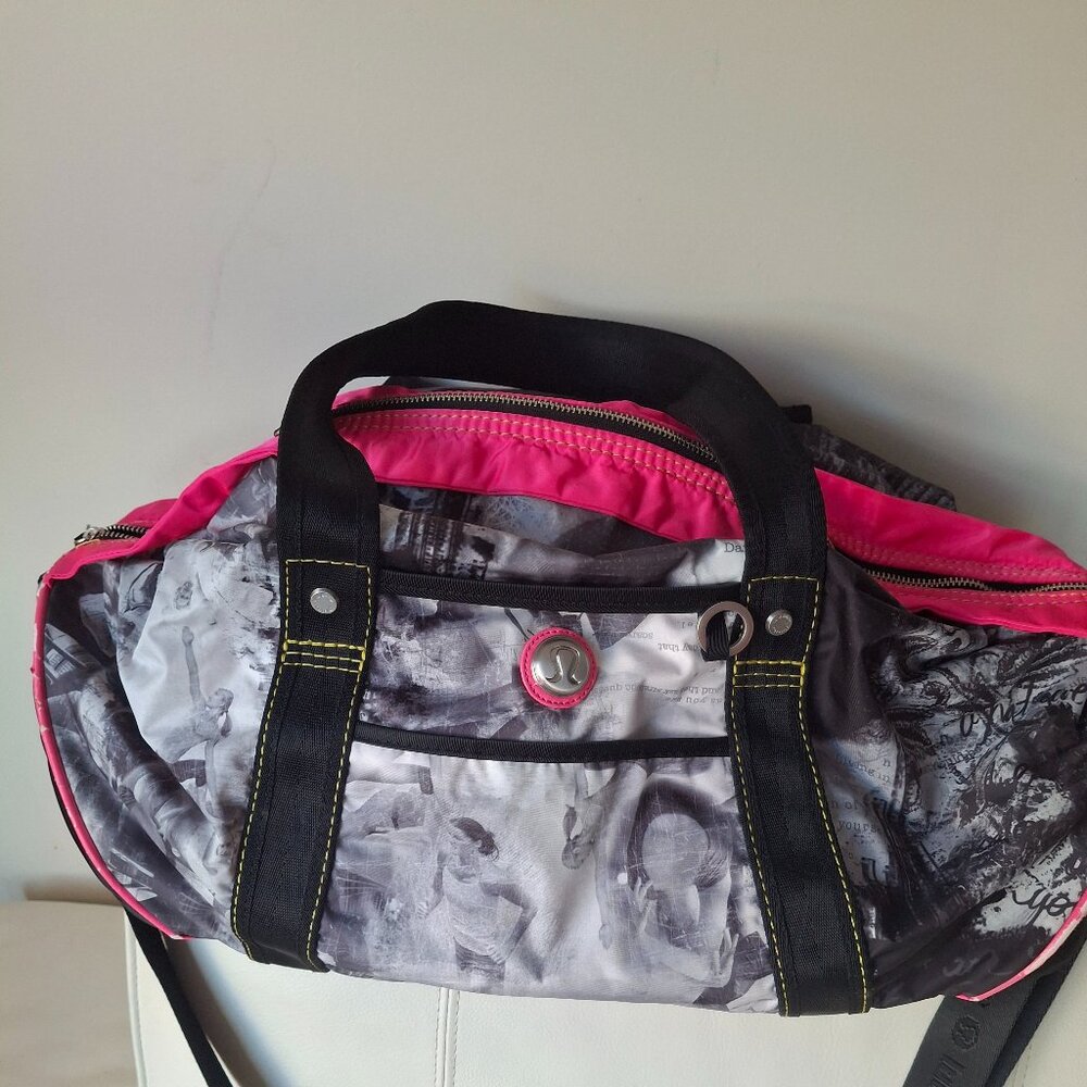 Lululemon Athletica medium sized gym bag